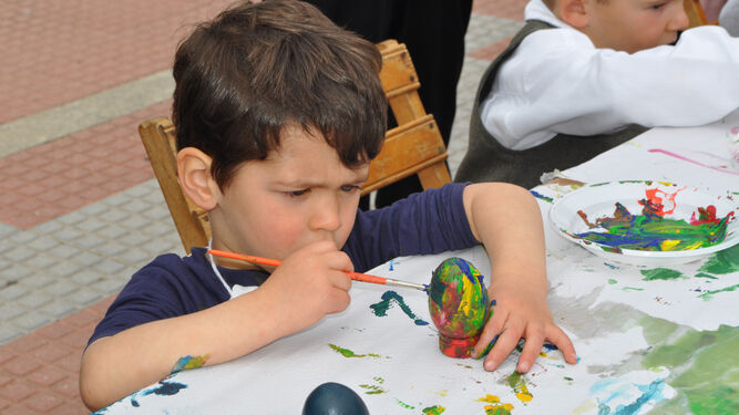 Uno de los niños pintando los huevos el año pasado.
