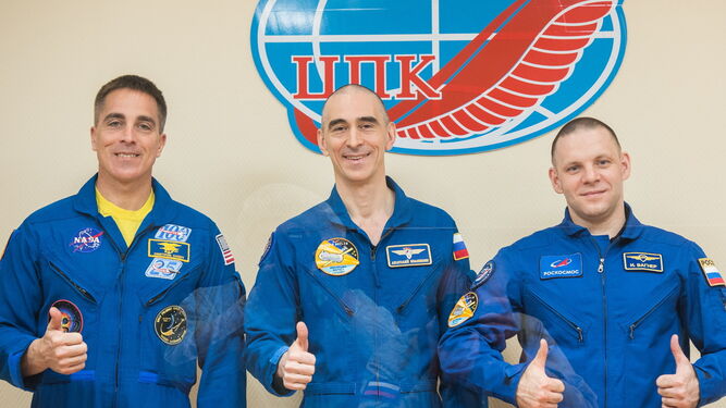 Los cosmonautas Christopher Cassidy, Anatoly Ivanishin e Ivan Vagner posan antes deldespegue, en Kazajistán.