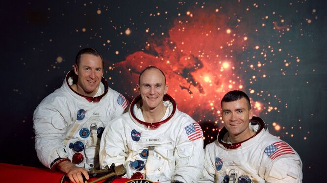 La tripulación principal de la misión de aterrizaje lunar del Apolo 13 (de i-d) el comandante James A. Lovell Jr.; el piloto del módulo de comando, Thomas K. Mattingly II, y el piloto del módulo lunar, Fred W. Haise Jr. I(izda. a dcha.).