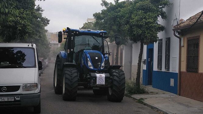 Un tractor desinfecta una calle del Campo de la Verdad.