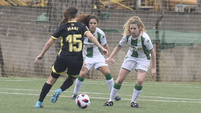 Ana Sáez de Pipaón presiona a una rival en un duelo de la pasada temporada con el Córdoba Femenino.
