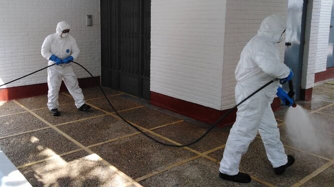 Dos operarios llevan a cabo labores de desinfección en Lucena.