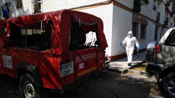 Bomberos del Consorcio Provincial realizan labores de desinfección en Lucena.