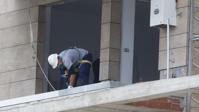 Un obrero de la construcción desarrolla su trabajo este lunes en Córdoba.