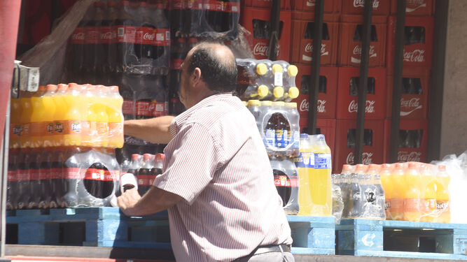 Un trabajador descarga un camión de refrescos.