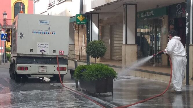 Trabajos de desinfección y limpieza de calles en Lucena.