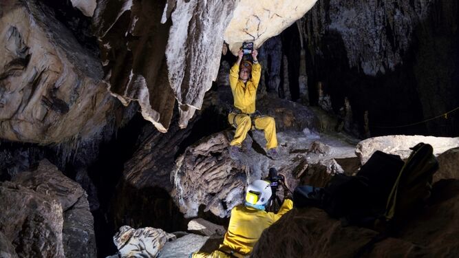 Dos investigadores, en el interior de la Cueva de Nerja.