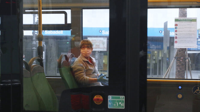 Una mujer con mascarilla en el interior de un autobús de Aucorsa.
