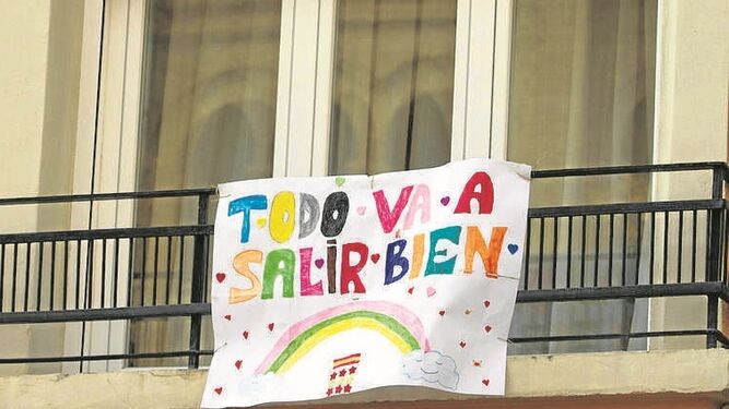 Un balcón adornado con un cartel en el que se puede leer que "todo va a salir bien".