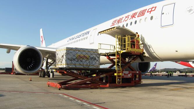 un avión chino con 620.000 mascarillas tras aterrizar en Barajas