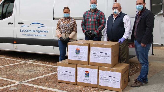 Imagen de la entrega del material sanitario al Ayuntamiento de La Rambla.