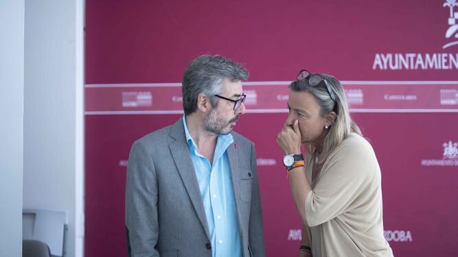 Miguel Ángel Torrico e Isabel Albás en una rueda de prensa en Capitulares