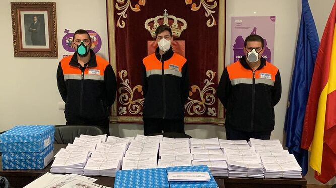 Voluntarios de Protección Civil con las mascarillas listas para su distribución.