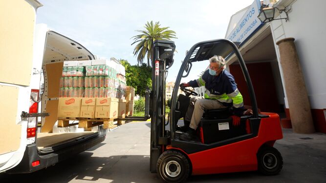 Una furgoneta carga comida del Banco de Alimentos  para repartirla entre distintas asociaciones.