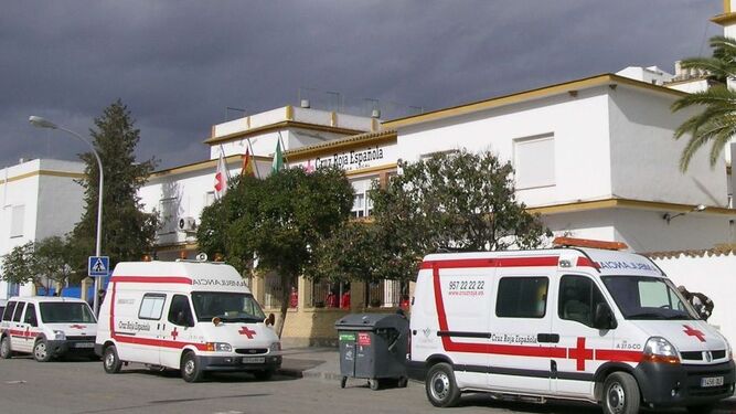 Ambulancias junto al edificio de Cruz Roja en Puente Genil.