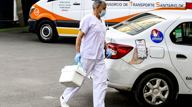 Un profesional sanitario en la entrada del Hospital Virgen de las Nieves de Granada