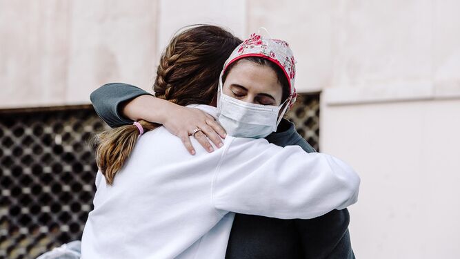 Dos sanitarias se abrazan en la puerta del hospital gaditano Puerta del Mar.