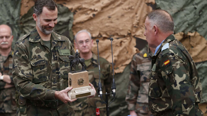 El Rey recibe una réplica del Gran Capitán durante una misión de la BRI X en Líbano.