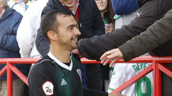 Miguel de las Cuevas saluda a los aficionados tras la victoria en Don Benito.