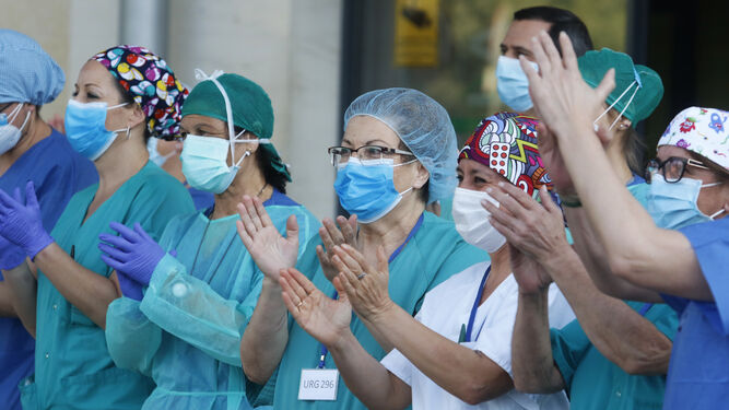 Un grupo de sanitarios aplaude a las puertas del Hospital Reina Sofía.