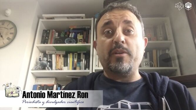 El periodista y divulgador Antonio Martínez Ron, durante la actividad 'Lee Ciencia' virtual.