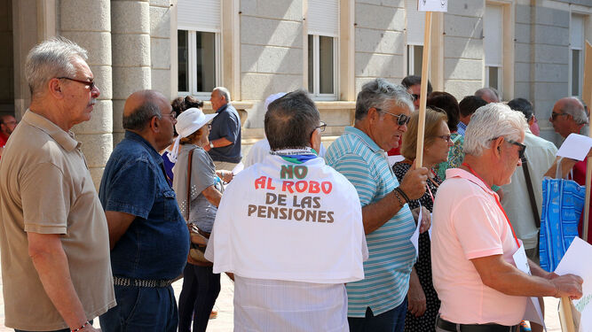 Varios pensionistas protestan en Huelva.
