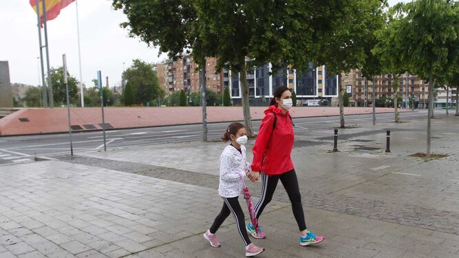 Una mujer camina junto a su hija por el Vial de la capital.