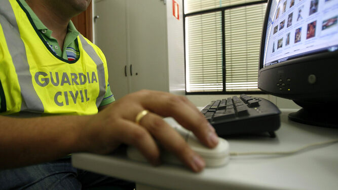 Un agente de la Guardia Civil rastrea un ordenador.