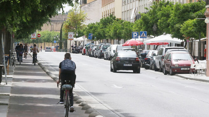 Ciclistas circulan por la Ronda de Isasa