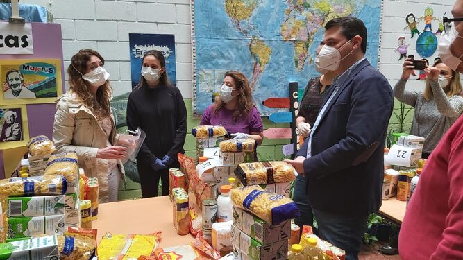 Visita del alcalde, José María Bellido, al colegio Antonio Gala, donde se reparten alimentos a familias necesitadas.