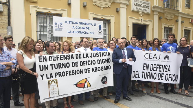 Una de las concentraciones de los abogados a las puertas de su sede en Córdoba