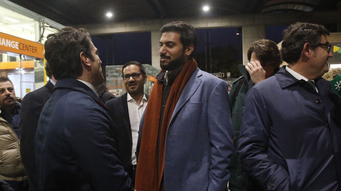 Abdulla Al-Zain y Mohammed Al-Nusuf dialogan con algunos consejeros en su primera visita a Córdoba.