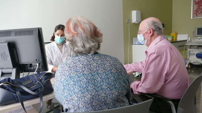 Pacientes en una consulta de Cardiología  del San Juan de Dios.