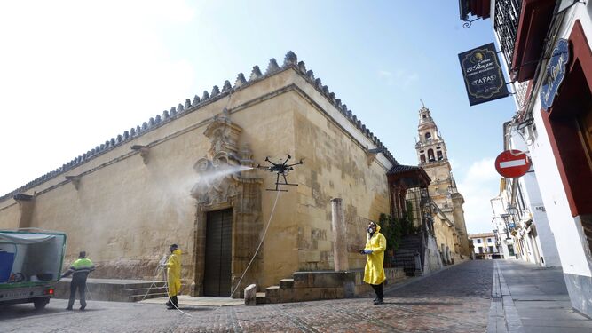Trabajadores de Sadeco desinfectan el entorno de la Mezquita de Córdoba ayudados por un dron.