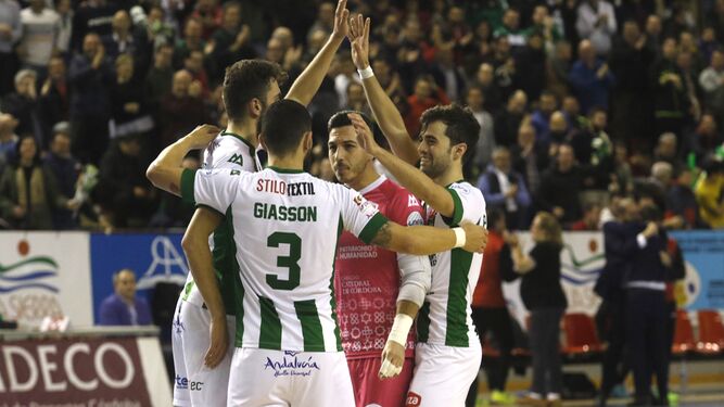 Los jugadores del Córdoba Futsal celebran un triunfo en Vista Alegre.