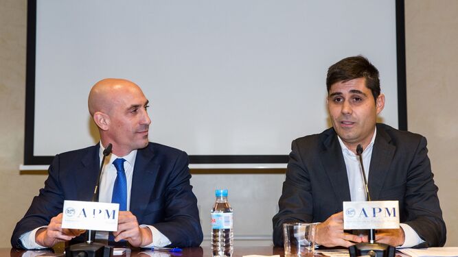 El presidente de AFE, David Aganzo (derecha), junto a Luis Rubiales, presidente de la RFEF.
