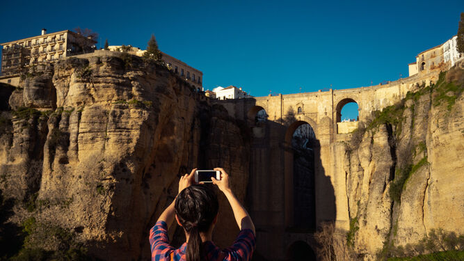 Una turista hace una fotografía del Tajo de Ronda