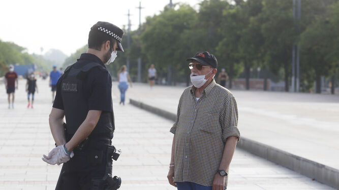 Un policía local conversa con un ciudadano.