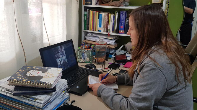 Una joven en una clase online en su vivienda