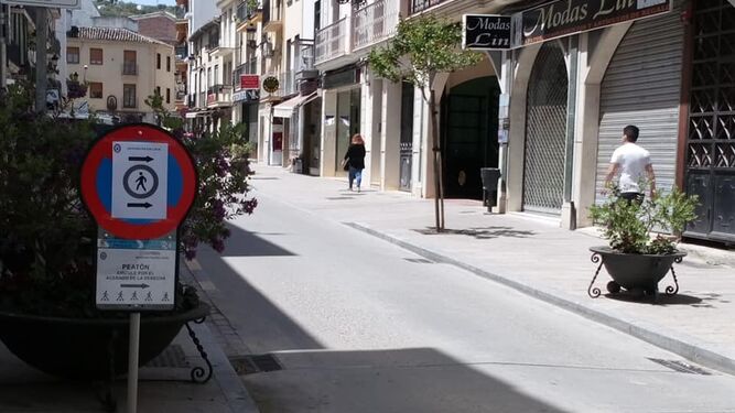 Indicaciones para circular en una calle de Priego.