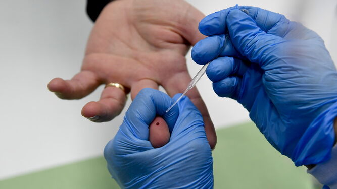 Personal médico realiza un test de detección rápida de coronavirus.