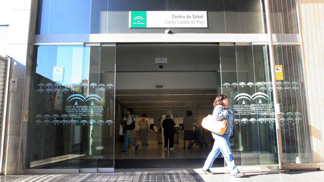 Puerta de entrada al centro de salud Carlos Castilla del Pino.