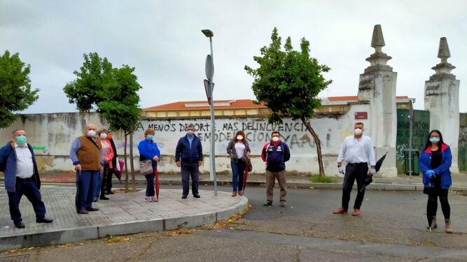 Torrejimeno posa en el exterior de las instalaciones con los representantes del Distrito Sur.