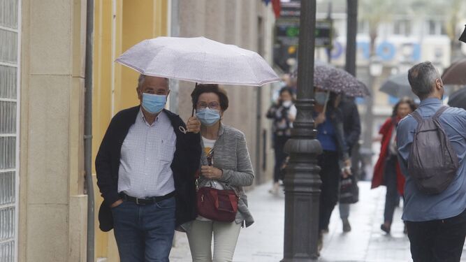 Una pareja pasea por una céntrica calle de Córdoba en el primer día de fase 1.
