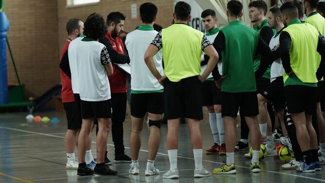 Josan González se dirige a los jugadores en su primera sesión en el Córdoba Futsal.