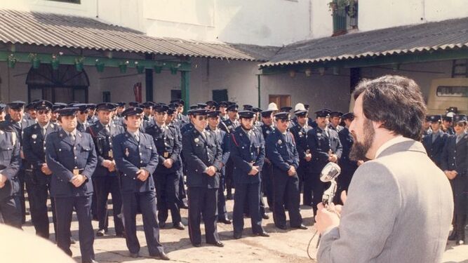 Pasando revista a la Polic&iacute;a Local, 9 de marzo de 1982. / Ladis hijo