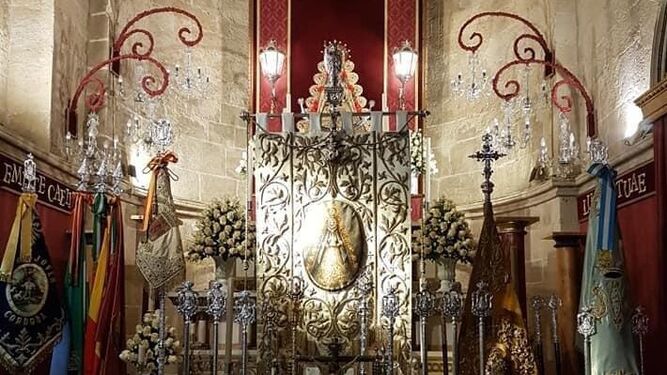 Simpecado de la La Hermandad de El Rocío de Córdoba expuesto sobre el altar.