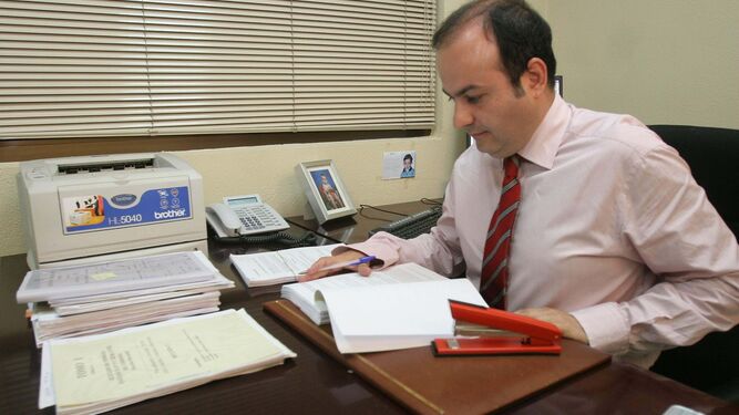 El juez Fernando Caballero trabaja en su despacho.