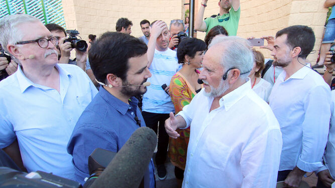 Alberto Garz&oacute;n habla con Julio Anguita en el acto central de campa&ntilde;a de Podemos en junio de 2016