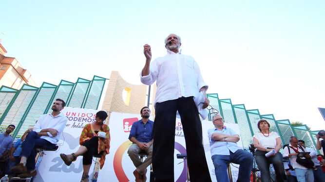 Julio Anguita durante su intervenci&oacute;n en el acto central de Podemos de la campa&ntilde;a electoral de 2016